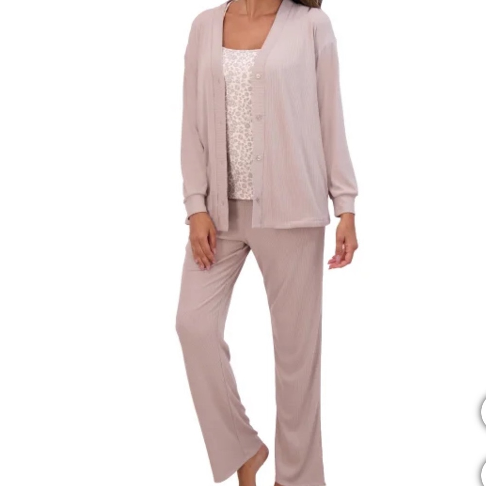 Live2Lounge Pajama 3-Piece Set with Relaxed Fit NWOT - Picture 1 of 4
